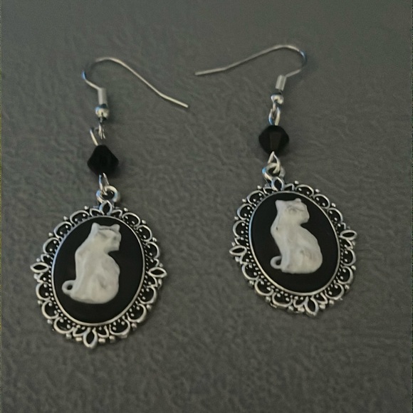 Cameo  style cat earrings - Picture 2 of 7
